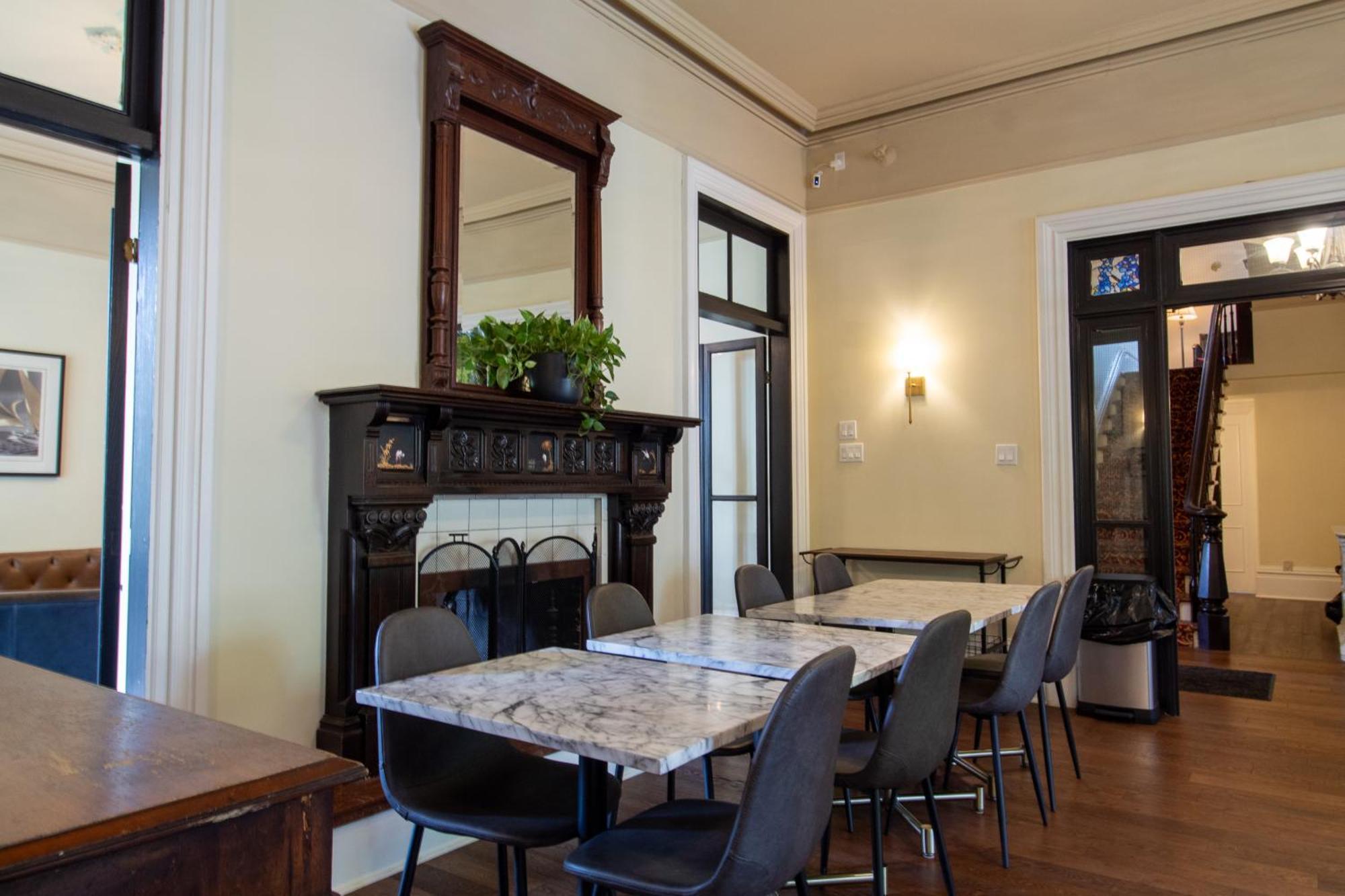 Hochelaga Inn Kingston Bagian luar foto