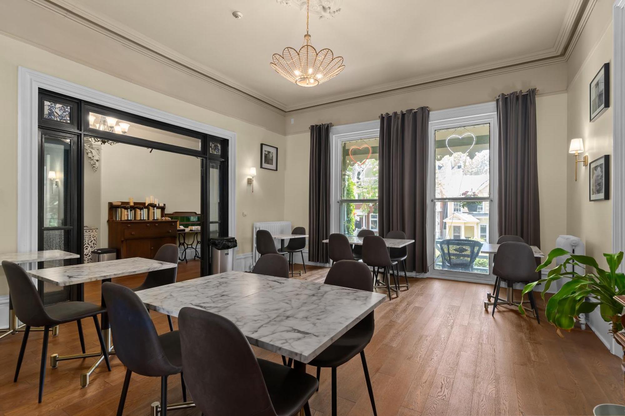 Hochelaga Inn Kingston Bagian luar foto